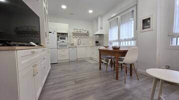 Kühlschrank, Mikrowelle, Ofen, Geschirrspüler