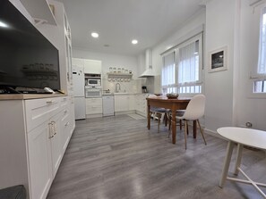 Kühlschrank, Mikrowelle, Ofen, Geschirrspüler