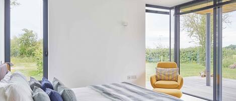 5 bedrooms, desk, iron/ironing board, travel crib