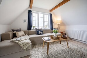 Smart TV - Family -friendly, waterside cottage on Bawdsey Quay, sleeping 6 guests accross 3 bedrooms (Bawdsey)