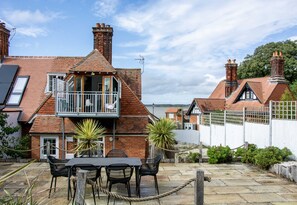 Outdoor dining - Family -friendly, waterside cottage on Bawdsey Quay, sleeping 6 guests accross 3 bedrooms (Bawdsey)