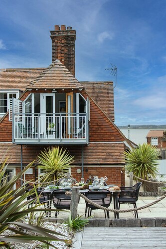 Family -friendly, waterside cottage on Bawdsey Quay, sleeping 6 guests accross 3 bedrooms