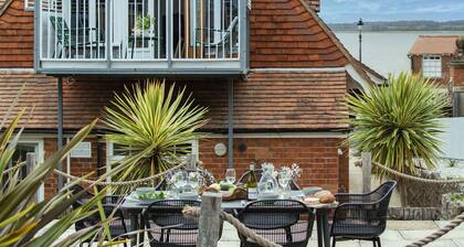 Family -friendly, waterside cottage on Bawdsey Quay, sleeping 6 guests accross 3 bedrooms