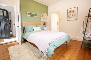 Travel crib, WiFi, bed sheets - Family -friendly, waterside cottage on Bawdsey Quay, sleeping 6 guests accross 3 bedrooms (Bawdsey)