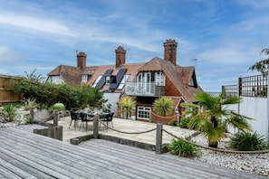 Outdoor dining - With views like these, your binoculars can stay at home. (Bawdsey)