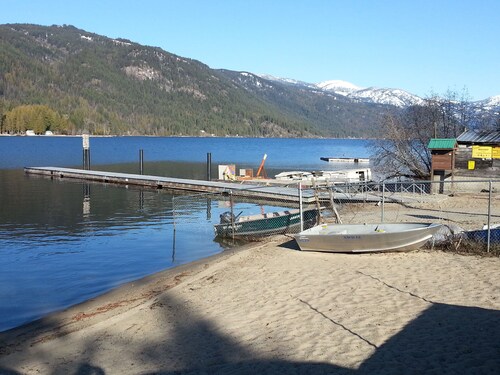 Lakefront & 40 mins from Red Mountain; cross country & fishing at your doorstep!