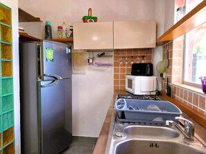 Jääkaappi, mikroaaltouuni, uuni, kahvin-/teenkeitin