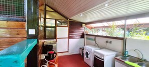 Kühlschrank, Mikrowelle, Ofen, Wasserkocher mit Kaffee-/Teezubehör