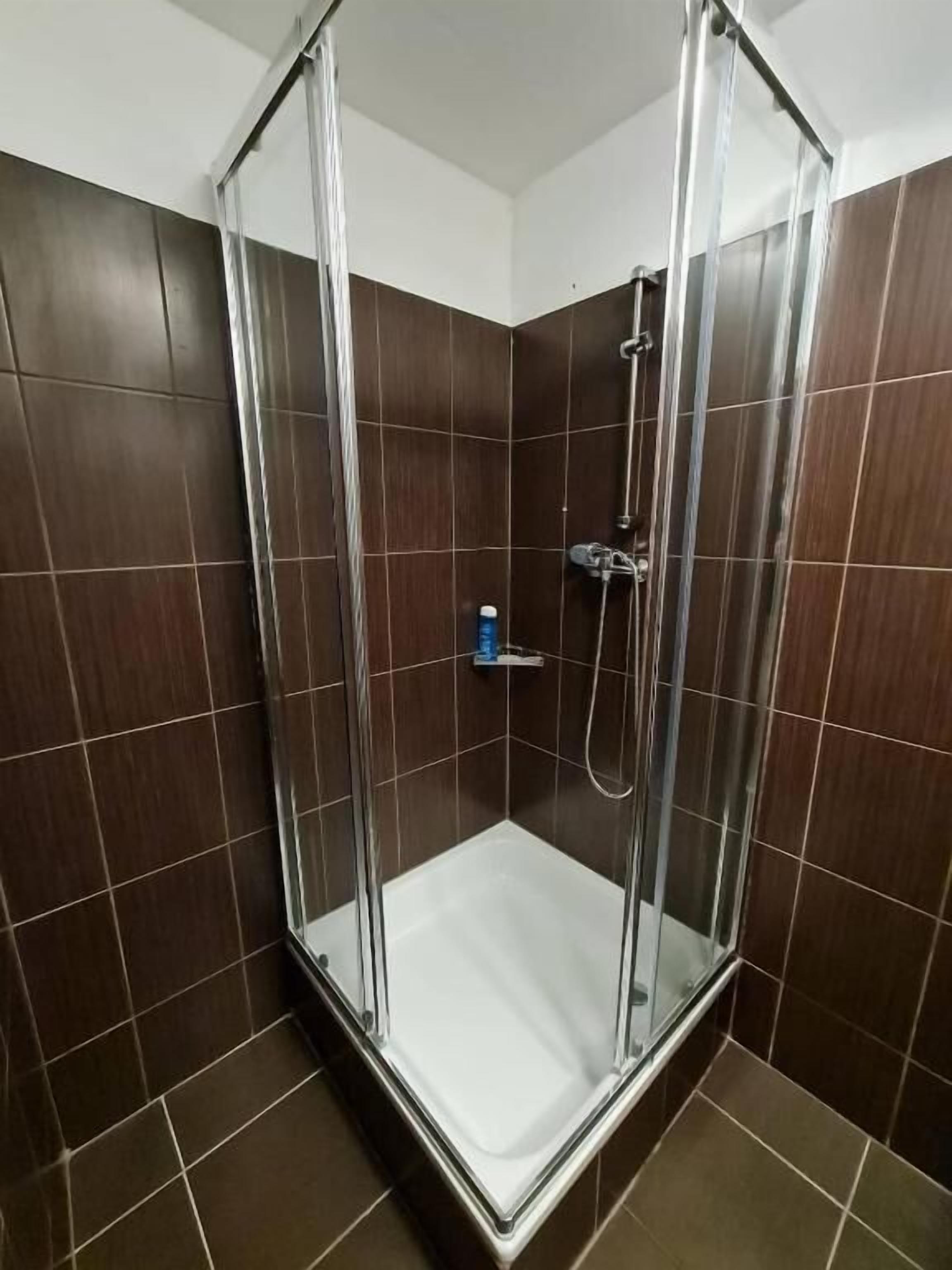 Máy sấy tóc, khăn tắm, xà phòng, giấy vệ sinh 