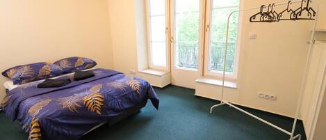 Escritorio, tabla de planchar con plancha y wifi gratis