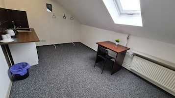 Habitación clásica, 1 cama doble | Escritorio, tabla de planchar con plancha, wifi gratis