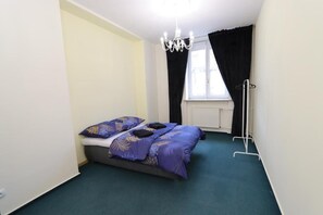 Quarto clássico, 1 cama de casal | Escrivaninha, ferros/tábuas de passar roupa, Wi-Fi de cortesia