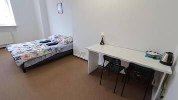 Escritorio, tabla de planchar con plancha y wifi gratis