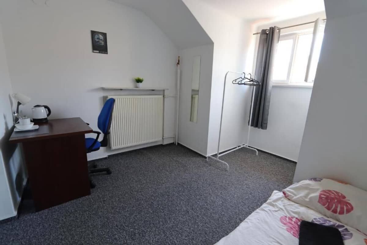 Habitación clásica, 1 cama individual | Escritorio, tabla de planchar con plancha, wifi gratis