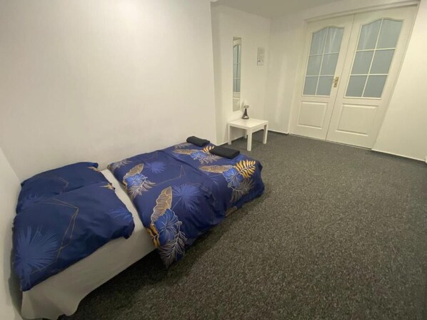 Quarto quádruplo clássico, 2 camas de casal | Escrivaninha, ferros/tábuas de passar roupa, Wi-Fi de cortesia