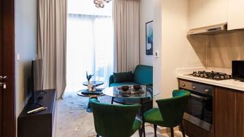 Deluxe Apartment, 1 Bedroom, Non Smoking | Private kitchen | Fridge, microwave, oven, stovetop