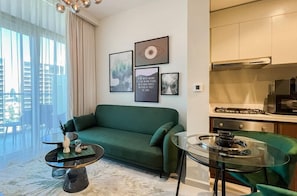 Appartement Deluxe, 1 chambre, non-fumeur | Aire de séjour | Téléviseur à écran plat de 65 po avec télévision par satellite