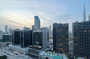 Exterior - Luxurious 1BR - Pool & Gym Access (Dubai)