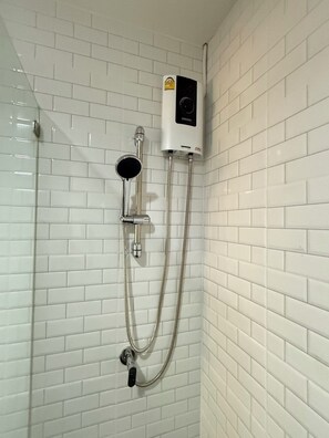 Shower, towels, soap, shampoo - Luck Hotel Huai Khwang MRT Ratchada (Bangkok)