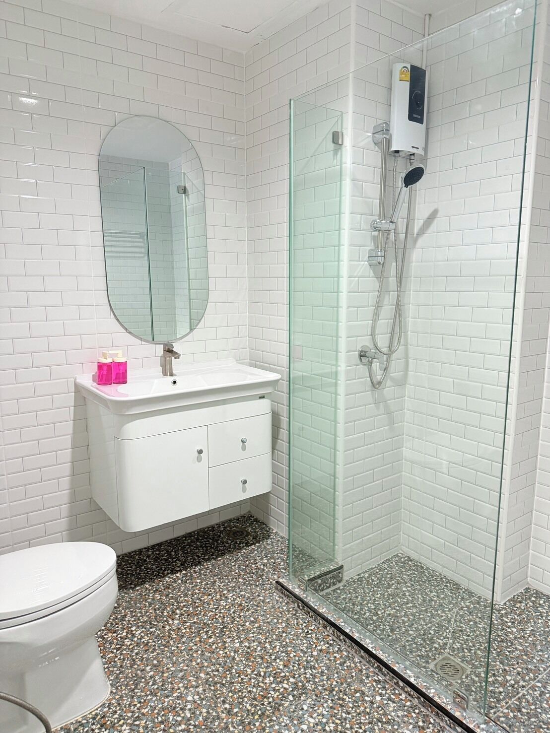 Een douche, handdoeken, zeep, shampoo