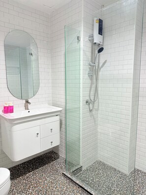 Douche, serviettes fournies, savon, shampoing