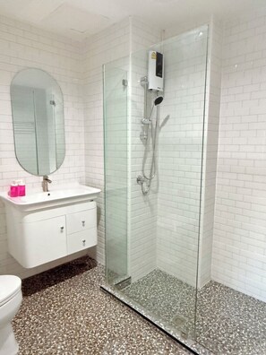 Shower, towels, soap, shampoo - Luck Hotel Huai Khwang MRT Ratchada (Bangkok)