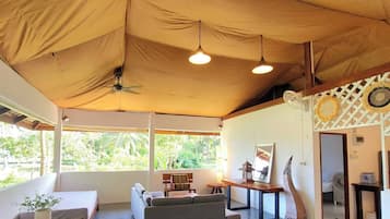 House, 2 Bedrooms, Smoking, Patio | Living room