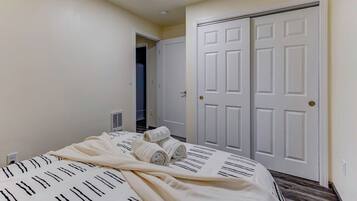 3 bedrooms, desk, iron/ironing board, free WiFi