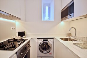 Fridge, microwave, oven, stovetop - Sage Apartment, Amoreiras, Lisbon (Lisboa)
