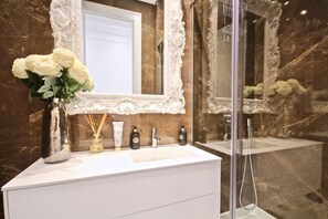 Shower, hair dryer, towels - Sage Apartment, Amoreiras, Lisbon (Lisboa)