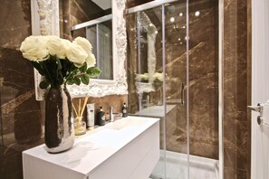 Dusche, Haartrockner, Handtücher