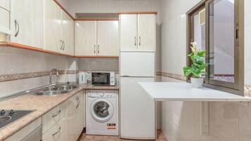 Microondas, horno, cafetera o tetera y utensilios de cocina