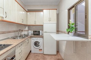 Micro-ondas, fogão, cafeteira/chaleira