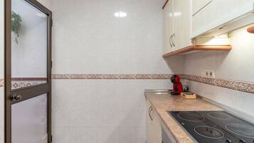 Mikrovågsugn, ugn, kaffe- och tebryggare och grytor/köksredskap