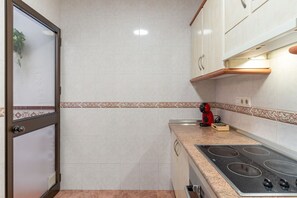 Mikrovågsugn, ugn, kaffe- och tebryggare och grytor/köksredskap