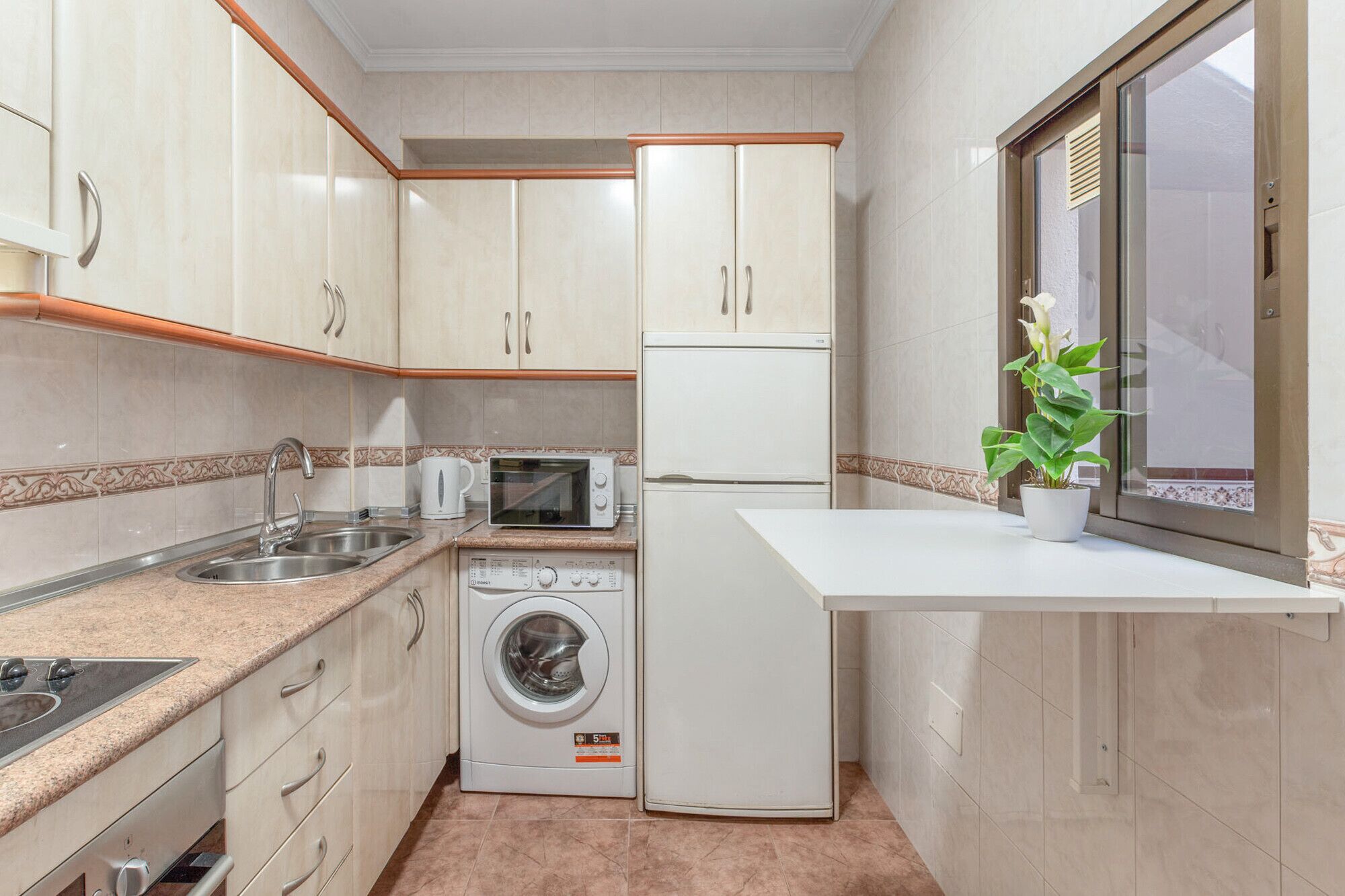 Een microgolfoven, een oven, een koffiezetapparaat/waterkoker