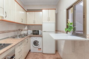 Mikrovågsugn, ugn, kaffe- och tebryggare och grytor/köksredskap