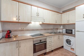 Micro-ondes, four, cafetière/bouilloire