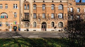 Un edificio storico con un ingresso imponente e finestre ad arco.