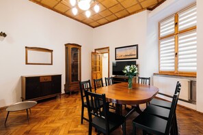 Leilighet, balkong, byutsikt | Oppholdsområde | TV