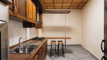 Apartment, Balcony, City View | Private kitchen | Griddle, dining tables