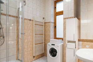 Apartament, balcó, vistes a la ciutat | Bany | Dutxa, assecador de cabells i tovalloles 