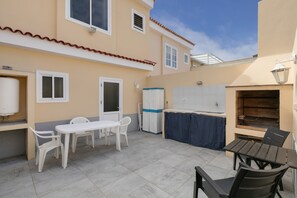 Outdoor dining - Holiday Home 'Buena Vista' with Sea Views, Private Terrace and Wi-Fi (Icod de los Vinos)
