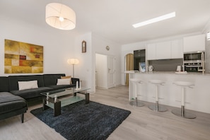 Um apartamento moderno com sala de estar, cozinha e área de jantar.