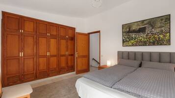 Tabla de planchar con plancha, wifi y ropa de cama
