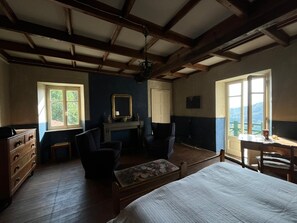 5 bedrooms, iron/ironing board, WiFi, bed sheets - Villa with garden and pool. Unmissable view of the Langhe 200m from the village. (Bossolasco)