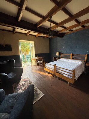 5 bedrooms, iron/ironing board, WiFi, bed sheets