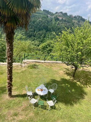 Outdoor dining - Villa with garden and pool. Unmissable view of the Langhe 200m from the village. (Bossolasco)