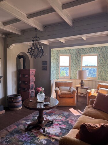 Villa with garden and pool. Unmissable view of the Langhe 200m from the village