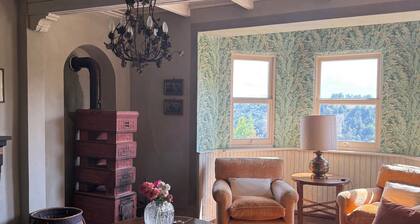 Villa with garden and pool. Unmissable view of the Langhe 200m from the village